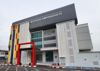 PENIAGA di Pasar Ampangan yang kini menjalankan perniagaan di bangunan sementara akan mula berpindah ke bangunan baharu  bermula 1 Ogos ini.-UTUSAN/MOHD. SHAHJEHAN MAAMIN