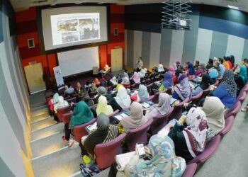 PENGURUSAN universiti perlu mewujudkan jawatan penolong pensyarah bagi membantu pengajaran seperti mengendalikan tutorial dan amali. - GAMBAR HIASAN