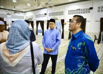 MOHD. Arifin Mohd. Arif (dua kanan) semasa melawat Masjid Sembulan di Kota Kinabalu hari ini