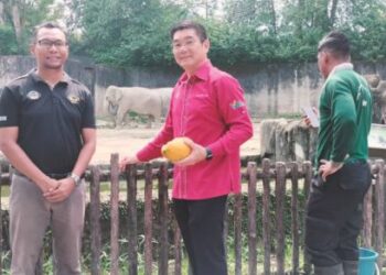 TEH Kok Lim (tengah) pada Program Jom Melawat Zoo Taiping kelmarin. - UTUSAN/WAT KAMAL ABAS