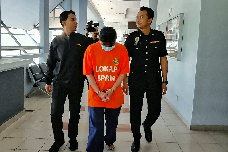 Pegawai Penguat Kuasa Direman Salah Guna Kedudukan Utusan Malaysia Pegawai Penguat Kuasa Direman Salah Guna Kedudukan Utusan Malaysia