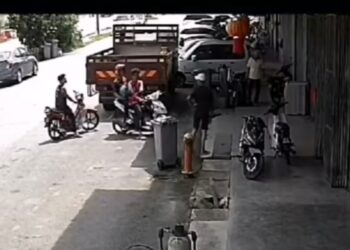 TANGKAP  layar rakaman menunjukkan sekumpulan remaja mencuri sebuah motosikal di Taman Mewah, Layang-Layang, Kluang.