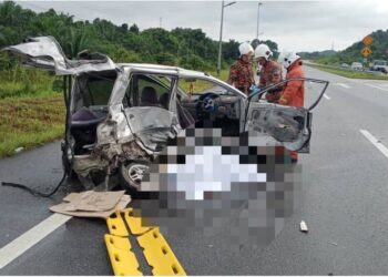 ANGGOTA bomba mengeluarkan mangsa yang maut dalam sebuah kemalangan kenderaan pacuan empat roda di Jalan Saratok-Roban di sini pagi tadi.