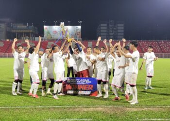 REGLES FC meraikan kejayaan muncul sebagai pasukan pertama menjulang Piala KB City selepas menewaskan Media Kelate FC melalui penentuan sepakan penalti pada perlawanan akhir di Stadium Sultan Muhammad IV, Kota Bharu, Kelantan malam tadi. UTUSAN/MUSTAQIM MOHAMED