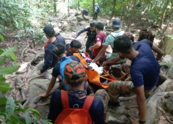 ANGGOTA bomba membawa turun seorang wanita yang cedera selepas mendaki Gunung Datuk, Rembau hari ini.-GAMBAR/IHSAN BOMBA