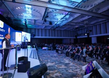 ANWAR Ibrahim menyampaikan ucap tama dalam Persidangan Kesejahteraan Sosial Antarabangsa 2024 di Renaissance Hotel Kuala Lumpur hari ini. - UTUSAN/SADDAM YUSOFF