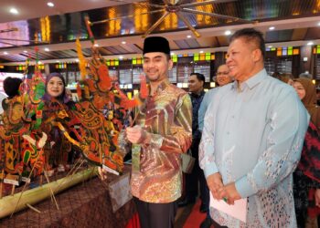 KHAIRUL Firdaus Akbar Khan (dua dari kanan) tertarik hati melihat karakter wayang kulit yang dipamerkan pada Majlis Perasmian SCCIP2024 di UMK Kampus Kota di Pengkalan Chepa, Kota Bharu, Kelantan hari ini. UTUSAN/MUSTAQIM MOHAMED