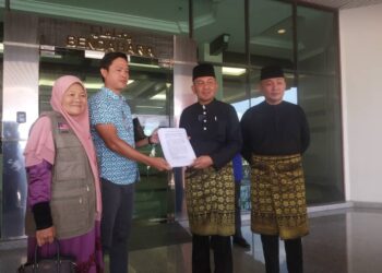 BRIAN Goh (dua dari kiri) menyerahkan petisyen kepada Shadan Othman (dua dari kanan) di Seri Negeri, Ayer Keroh, Melaka. - UTUSAN/MUHAMMAD SHAHIZAM TAZALI