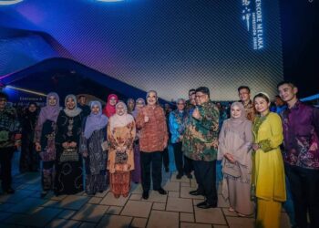 AB. RAUF Yusoh (empat dari kanan) bersama Mohd. Ali Mohd. Rustam (tengah) pada Majlis Makan Malam Sempena Pelantikan Yang Dipertua Negeri di Encore Melaka.