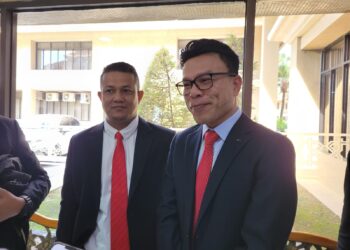 MOHD. Azizi Abu Nain (kanan) semasa ditemui pemberita selepas sidang DUN Kelantan di Kota Bharu, Kelantan hari ini-UTUSAN/MUSTAQIM MOHAMAED