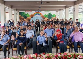 SEBAHAGIAN hadirin dan peserta pada Majlis Perasmian Program Keselamatan Jalan Raya di Sekolah Kebangsaan (SK) Salak Nama, Rembau hari ini.-UTUSAN/NOR AINNA HAMZAH.