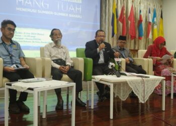 MOHD. TAIB Dora (tengah) bersama barisan penyelidik ketika sidang akhbar Kajian Penyelidikan Hang Tuah Menerusi Sumber-sumber Baharu di Dewan Perzim, Banda Hilir, Melaka. - UTUSAN/MUHAMMAD SHAHIZAM TAZALI