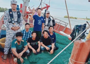 NELAYAN Vietnam yang ditahan Maritim Malaysia Kelantan selepas didapati menangkap ikan menggunakan bot tempatan di perairan negara di Tok Bali, Pasir Puteh, Kelantan.-IHSAN MARITIM KELANTAN.