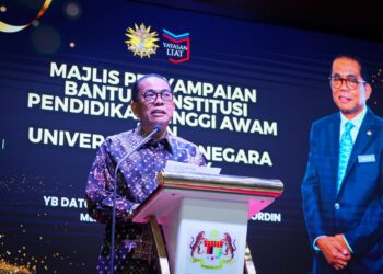 Menteri Pertahanan, Datuk Seri Mohamed Khaled Nordin menyampaikan ucapan pada Majlis Penyampaian Bantuan IPTA dan Universiti Luar Negara Tahun 2024 kepad anak-anak Angkatan Tentera Malaysia di Wisma Pertahanan. Foto : Saddam Yusoff