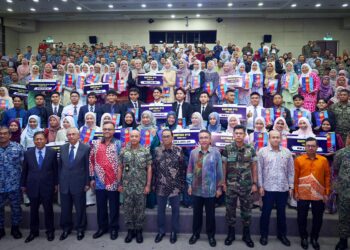 Menteri Pertahanan, Datuk Seri Mohamed Khaled Nordin bergambar bersama anak-anak Angkatan Tentera Malaysia pada Majlis Penyampaian Bantuan IPTA dan Universiti Luar Negara Tahun 2024 di Wisma Pertahanan. Foto : Saddam Yusoff