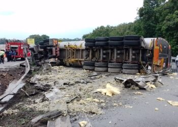 KEADAAN kemalangan membabitkan sebuah lori tangki minyak di Kilometer 243, Lebuhraya Utara-Selatan (Plus) dari arah Senawang ke Pedas, Rembau yang berlaku tengah hari tadi.-GAMBAR/IHSAN BOMBA