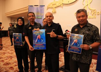 ARMIZAN Mohd. Ali (tenagh) bersama pegawainya semasa melancarkan Ops Kesan 2.0 di Kota Bharu, Kelantan hari ini-UTUSAN/KAMARUL BISMI KAMARUZAMAN.