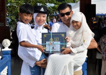 Siti Fairuz Abdullah menunjukkan sijil Peserta Terbaik Keseluruhan Program Latihan Asas Kepolisan (PLAK) Sarjan Percubaan bersama ahli keluarganya pada Majlis Perbarisan Tamat Latihan Program Latihan Asas Kepolisan (PLAK) Sarjan Percubaan di Dataran Kawad, Pusat Latihan Polis Kuala Lumpur hari ini. UTUSAN/SYAKIR RADIN