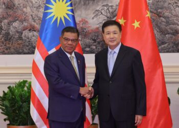 Saifuddin Nasution Ismail dan rakan sejawatnya dari China, Wang Xiaohong dalam Mesyuarat Kumpulan Kerja Bersama Malaysia-China (JWG) kelima di China.