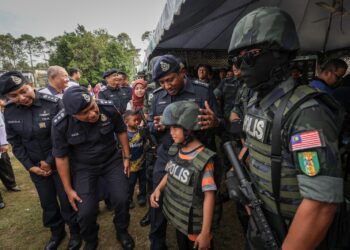 Ketua Polis Selangor, Datuk Hussien Omar Khan (dua dari kanan) beramah mesra bersama salah seorang pengunjung kanak-kanak ketika melawat reruai pada Program Pelancaran Taman Angkat Kontinjen Selangor di Sekolah Kebangsaan Taman Rakan, Kajang.UTUSAN/MUHAMAD IQBAL ROSLI