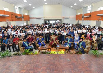 AZNAN TAMIN (duduk tengah) bersama pelajar yang mencapai keputusan cemerlang SPM dalam Majlis Anugerah Kecermelangan SPM 2023 Peringkat Dun Parit Ya’ani, di sini, hari ini.