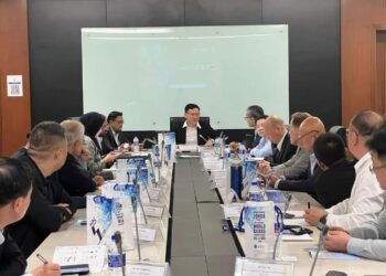LEE Ting Han (tengah) mempengerusikan mesyuarat bersama wakil CPCIF di Kota Iskandar, Iskandar Puteri, Johor.