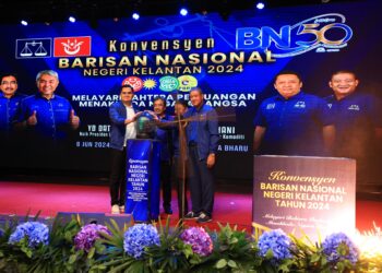 JOHARI Abdul Ghani (dua kiri) bersama pemimpin BN melakukan gimik perasmian Konvensyen Barisan Nasional (BN) Kelantan di Kota Bharu, Kelantan hari ini-UTUSAN/KAMARUL BISMI KAMARUZAMAN.