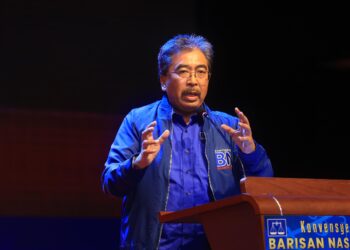 JOHARI Abdul Ghani semasa menyampaikan ucapan perasmian pada Konvensyen Barisan Nasional (BN) Kelantan di Kota Bharu, Kelantan hari ini-UTUSAN/KAMARUL BISMI KAMARUZAMAN.