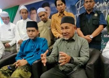 TUAN Ibrahim Tuan Man (kanan) bersama Pesuruhjaya Pas Sabah, Dr. Aliakbar Gulasan (kiri) selepas majlis perasmian serentak Muktamar Dewan-Dewan Pas negeri Sabah, di Papar hari ini.