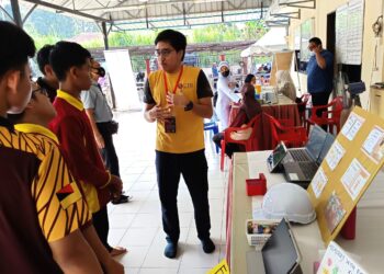 MUHAMMAD Hakim Mohd. Zain menerangkan kepada pelajar Kolej Vokasional Juasseh mengenai teknologi bidang kemahiran yang ditawarkan di UTM sempena Program Siswa Noghori Turun Padang di Masjid Kariah Kampung Terusan, Kuala Pilah hari ini.-UTUSAN/NOR AINNA HAMZAH.