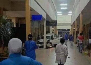 Keadaan kereta dimana pemandu di serang sawan melanggar tembok batu di hadapan Jabatan X-ray Hospital Pakar Sultanah Fatimah Muar malam semalam.