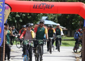 Muhammad Sanusi Md Nor menyertai kayuhan amal The Greater Kedah di sekitar Pedu, Padang Terap, hari ini.