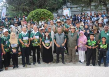 ĹEONG YU MAN ( tengah ) bersama pencinta burung tempatan dan antarabangsa selepas upacar Flag Off Pertandingan Mengenal Burung Antarabangsa Bukit Fraser ke-35  di Bukit Fraser hari ini.