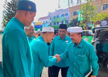 TAKIYUDDIN Hassan (dua dari kanan) memperkenalkan barisan perwakilan Pas Kawasan Kota Bharu kepada Ahmad Yahaya (kanan) yang tiba untuk merasmikan Mesyuarat Agung Tahunan Pas Kawasan Kota Bharu Kali Ke-57 di Kota Bharu, Kelantan hari ini. UTUSAN/MUSTAQIM MOHAMED