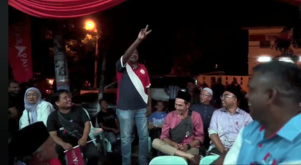 Rafizi ditanya mengapa minyak tak turun ketika sedang berucap Rafizi ditanya mengapa minyak tak turun ketika sedang berucap