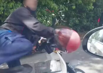 TANGKAP layar daripada satu rakaman video yang tular menunjukkan seorang lelaki bermotosikal cuba merosakkan sebuah kereta yang melanggarnya dengan menggunakan helmet di Jalan Sungai Pinang, George Town, Pulau Pinang