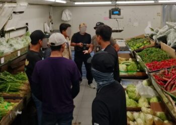SEBAHAGIAN warga asing yang diperiksa dalam operasi yang dijalankan JIM Negeri Sembilan di beberapa buah lokasi tumpuan warga asing di Seremban dan Kuala Pilah, semalam.