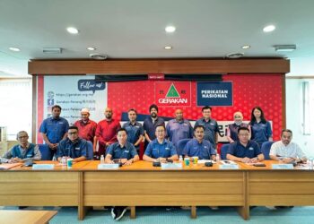 JAWATANKUASA PN Pulau Pinang yang diketuai Presiden Gerakan, Datuk Dr. Dominic Lau Hoe Chai (tengah) mengadakan perbincangan mengenai PRK Sungai Bakap di George Town, Pulau Pinang.