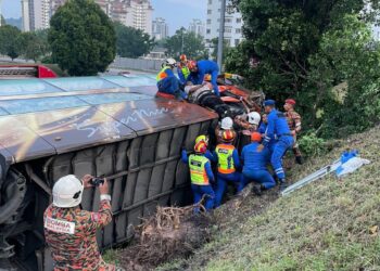 Bas tersebut yang berada di lorong tengah dikatakan hilang kawalan lalu terbabas ke bahu kanan jalan.