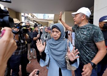 Ahli keluarga Zayn Rayyan hadir ke Mahkamah Majistret Petaling Jaya bagi prosiding yang dibuat secara tertutup berhubung reman pasangan suami isteri bagi membantu siasatan kes bunuh Zayn Rayyan, di sini hari ini. UTUSAN/SHIDDIEQIIN ZON