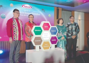 GOH (kiri) dan Zulkifli pada pelancaran vaksin denggi keluaran Takeda, syarikat biofarmaseutikal berpangkalan di Jepun, baru-baru ini.