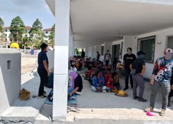 SEBAHAGIAN warga asing yang diperiksa dalam serbuan JIM Negeri Sembilan di sebuah tapak pembinaan rumah mampu milik di Seremban, semalam.
