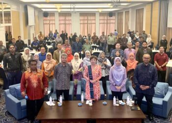 NICOLE Tan Lee Kon (baris depan, tengah) pada Majlis Perasmian Bengkel Jawatankuasa Kerja Tahun Melawat Negeri Sembilan 2026 di Port Dickson hari ini.-UTUSAN/NOR SHAFAWATI YUP.