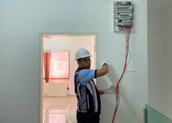 AMIR Faisal Khamshah menunjukkan sambungan haram yang dilakukan sindiket perlombongan bitcoin dalam operasi ST dan TNB di dua buah rumah teres di Tiara Sendayan, Sendayan, Seremban hari ini.-UTUSAN/NOR SHAFAWATI YUP.