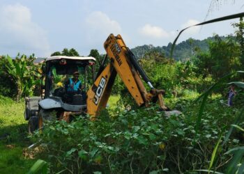 PEJABAT Daerah dan Tanah Seremban menjalankan operasi pembersihan di tanah kosong milik kerajaan di Taman Jujur, Sikamat, Seremban yang dikesan digunakan etnik Rohingnya untuk bercucuk tanam.-UTUSAN/NOR SHAFAWATI YUP.