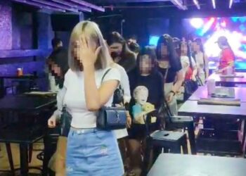 SEBAHAGIAN wanita warga asing yang ditahan dalam operasi itu di Leboh Gopeng, di Klang, Selangor, malam tadi. - UTUSAN / SADDAM YUSOFF