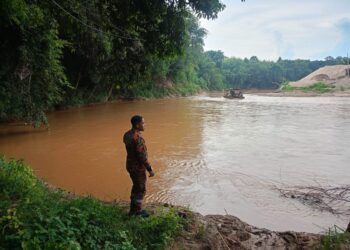 ANGGOTA bomba melakukan tinjauan di lokasi mangsa di Sungai Nenggiri di Kampung Setawar, Rancangan Pengumpulan Semula (RPS) Kuala Betis, Gua Musang, Kelantan hari ini.-IHSAN BOMBA