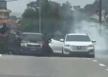 TANGKAP layar video berbalas tembakan yang menyaksikan dua penjenayah mati ditembak polis di Taman Abad, Johor Bahru.
