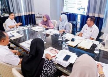 ONN Hafiz Ghazi (duduk tengah) mempengerusikan mesyuarat penyelarasan Sifar Miskin Tegar Johor di Johor Bahru.