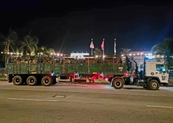 PENYELUDUPAN lembu berjaya dipatahkan oleh ATM dan Polis selepas menahan dua buah treler di sempadan Malaysia-Thailand di Kelantan semalam.-IHSAN ATM.
